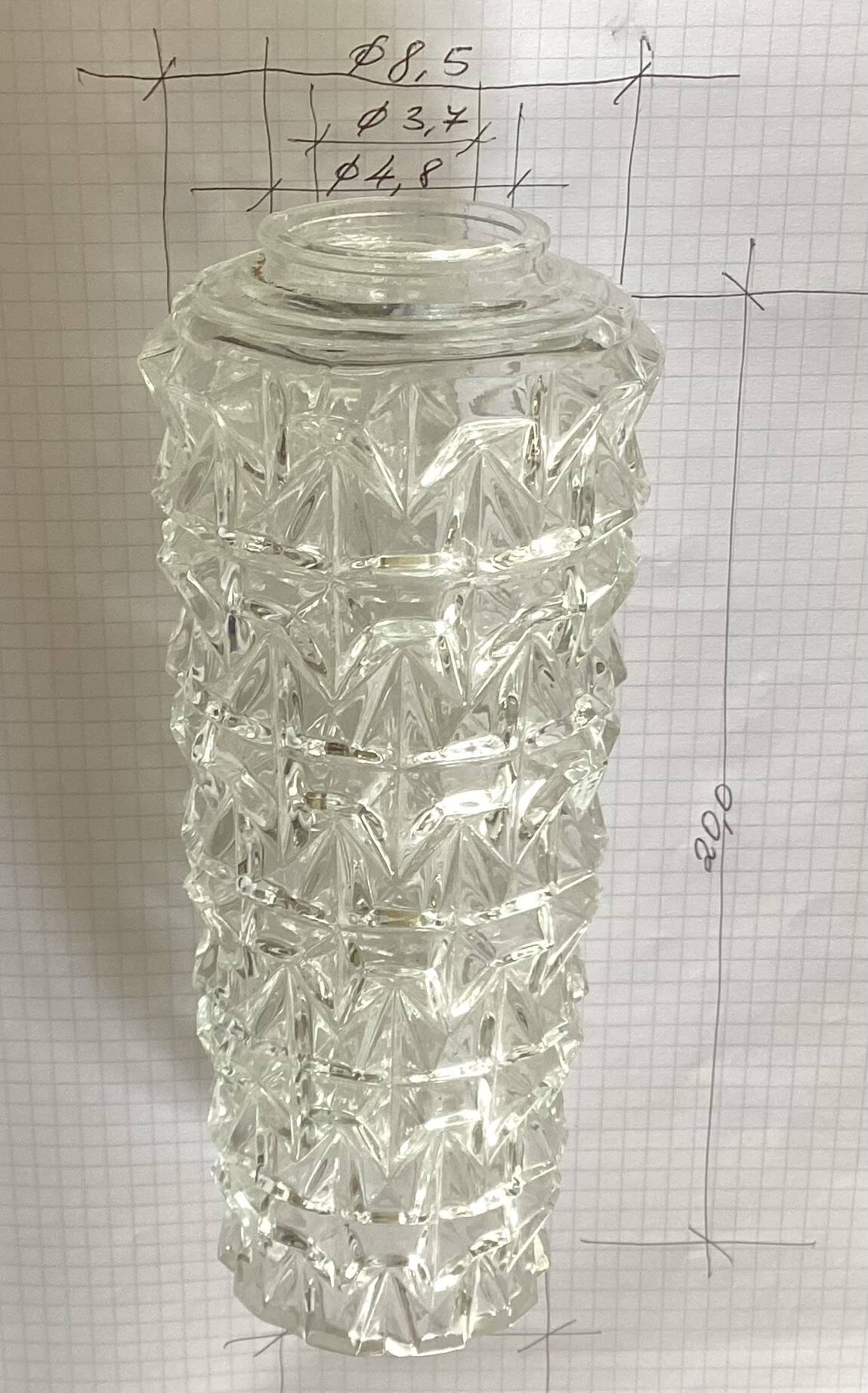 Lot de quatre tulipes en verre pressé vintage dimension : hauteur -20cm- diamètre -5,5cm-