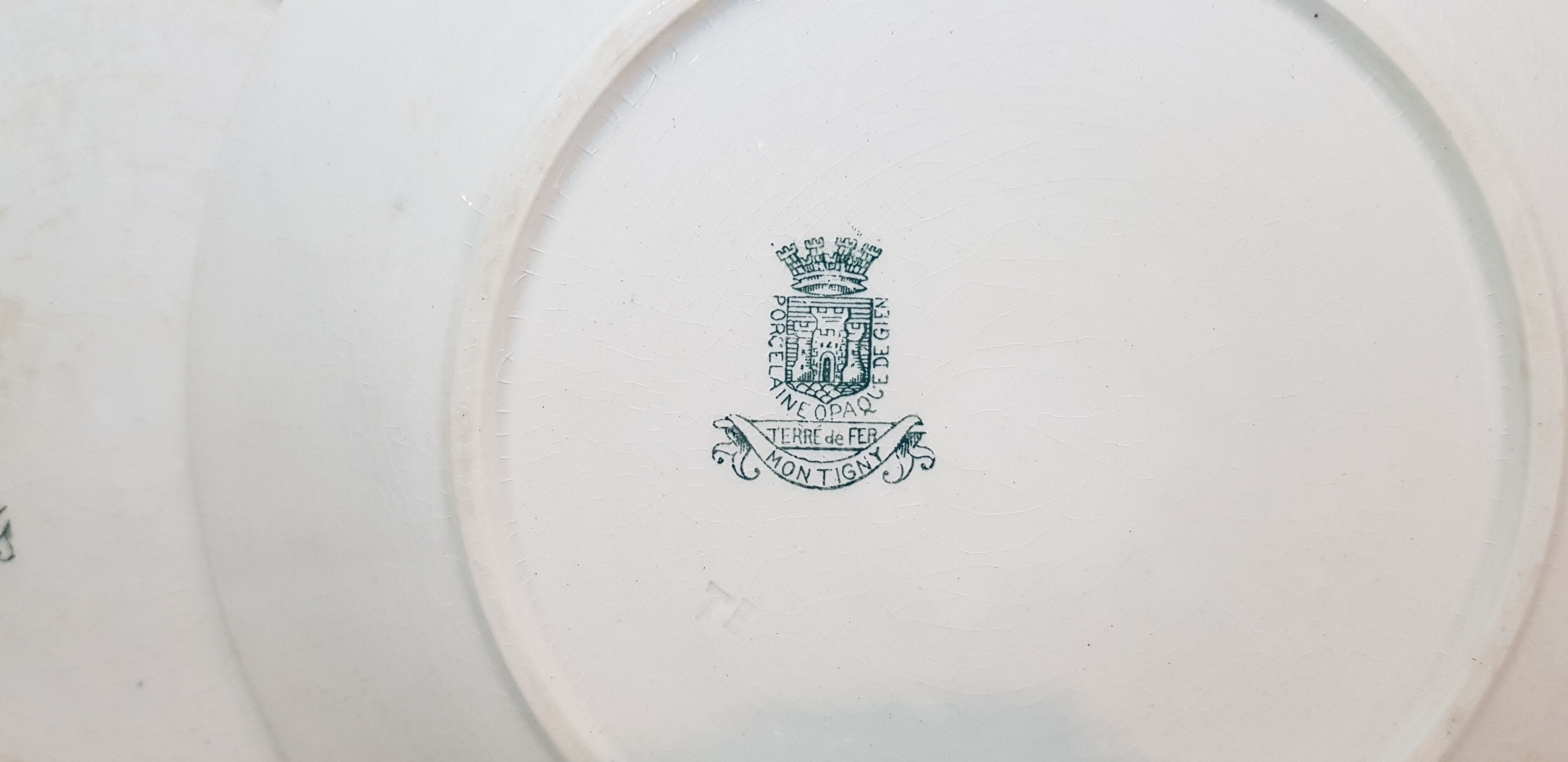 Lot de 6 assiettes plates en porcelaine opaque de Gien modèle Montigny, terre de fer.