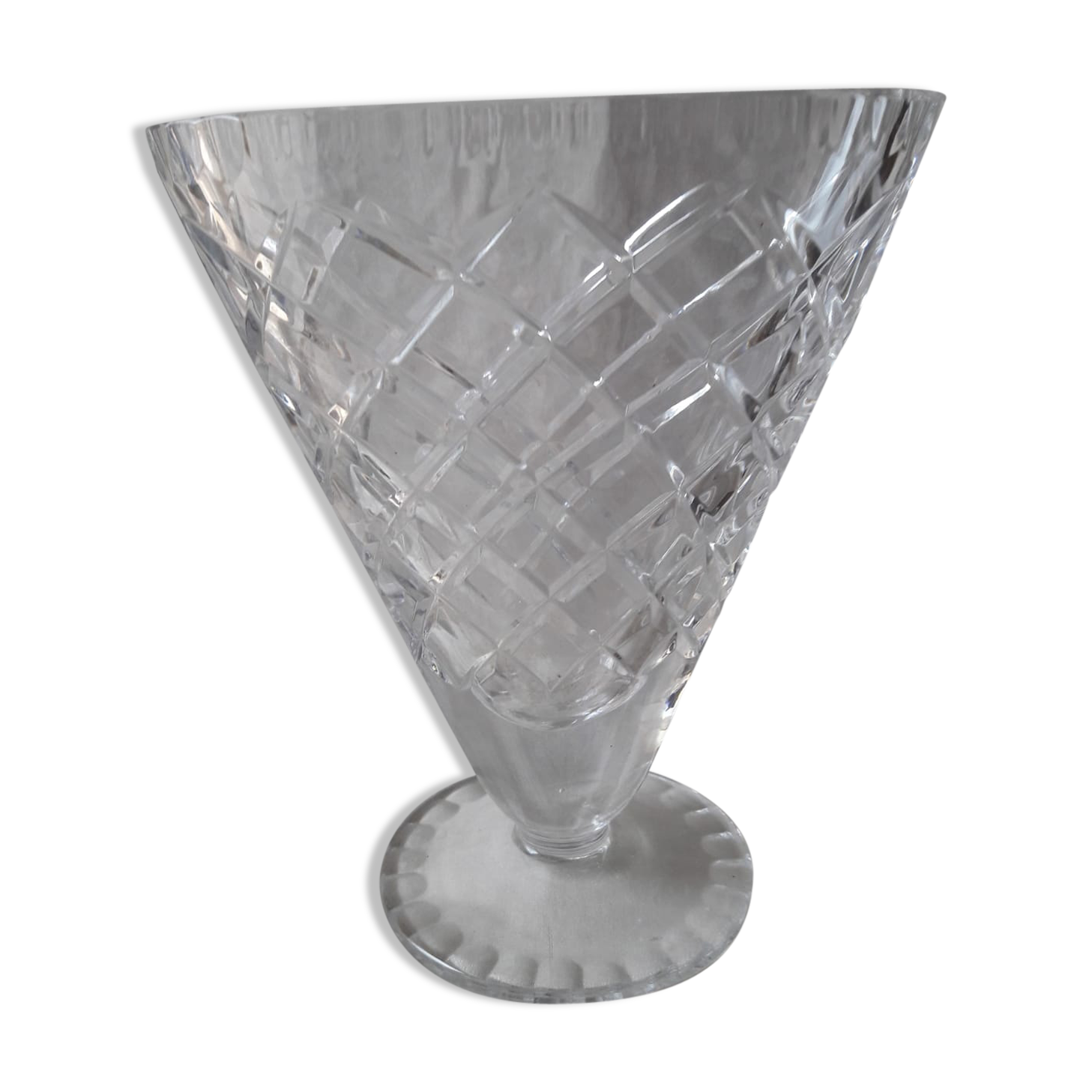 Vase sur un pied en verre taillé