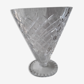 Vase sur un pied en verre taillé