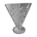 Vase sur un pied en verre taillé