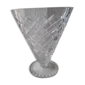 Vase sur un pied en verre taillé