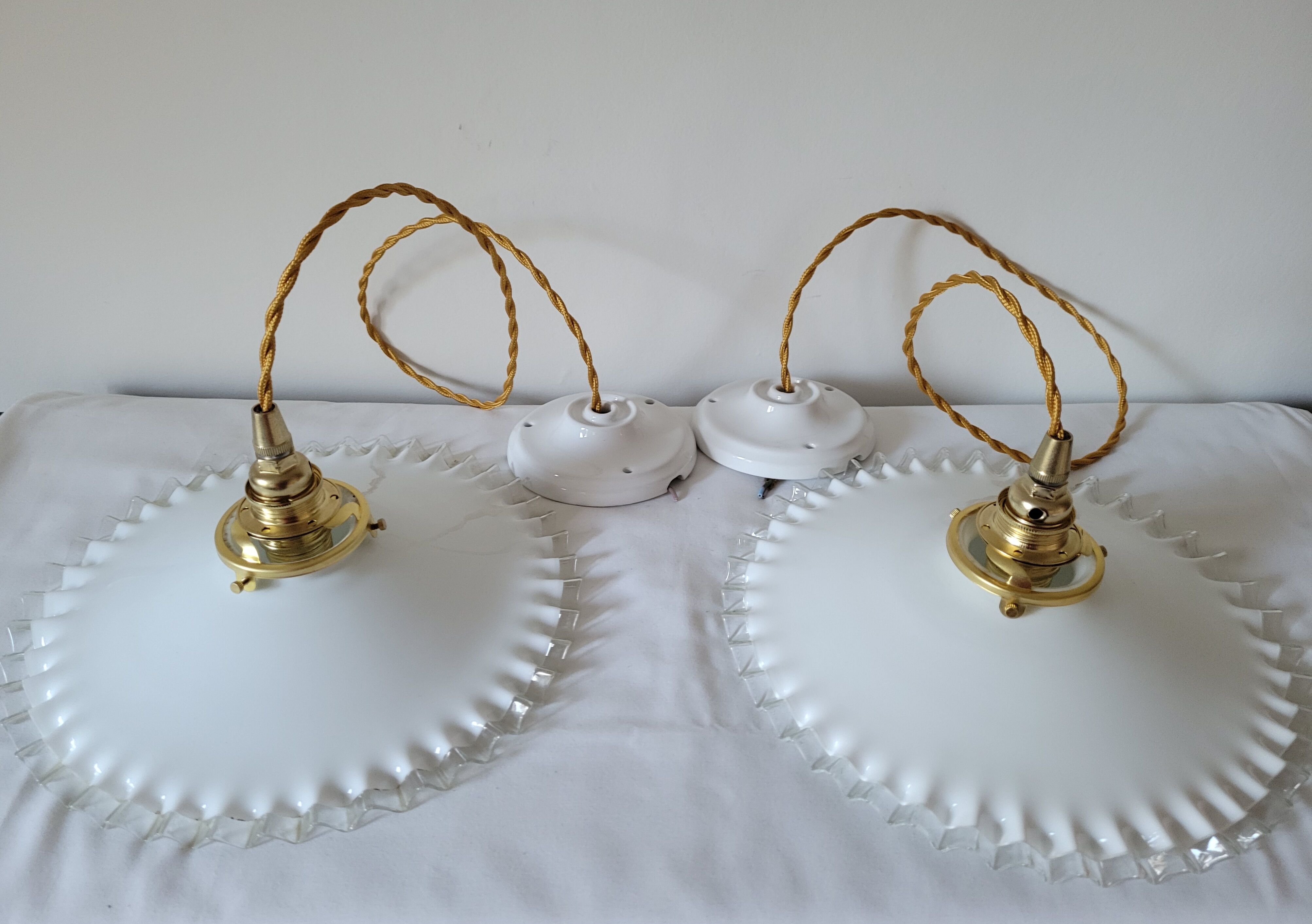 Duo de suspensions en opaline dentelée