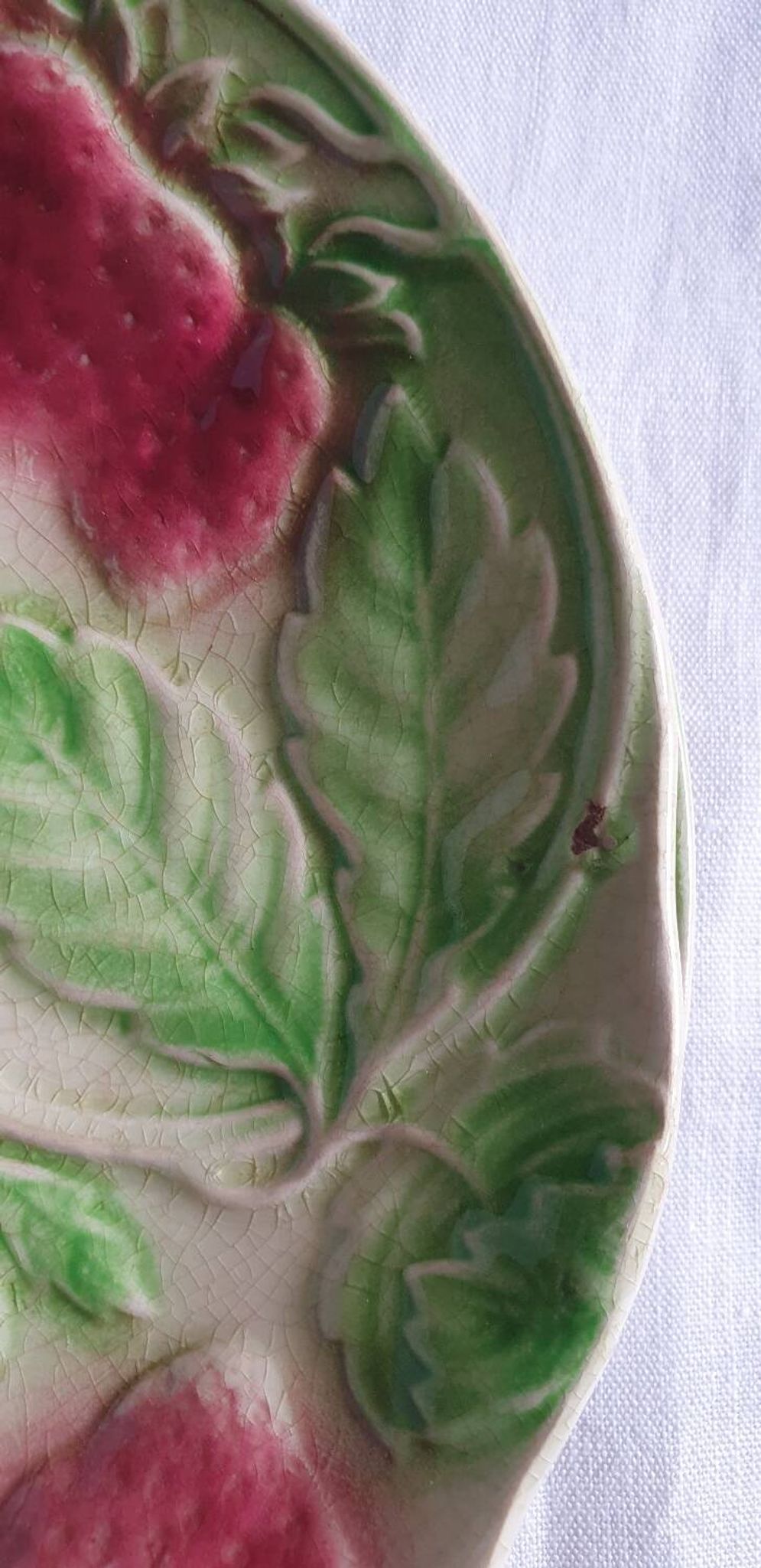 Six assiettes en barbotine décor fraises