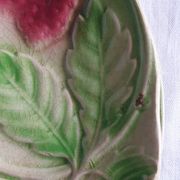 Six assiettes en barbotine décor fraises