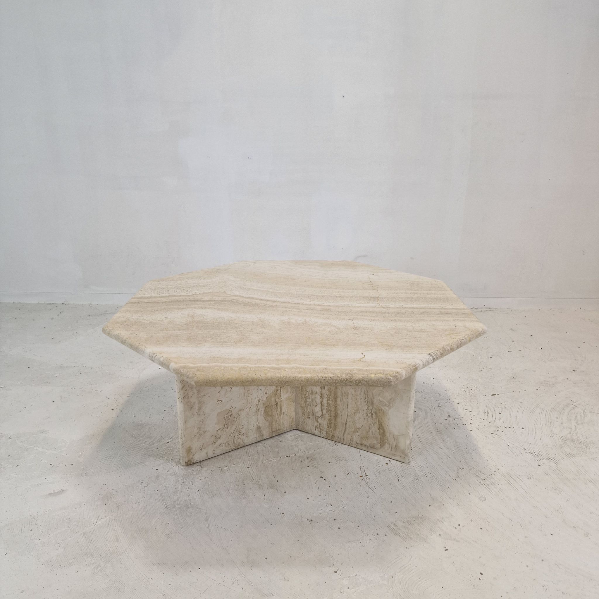 Table basse octogonale italienne en travertin, années 1980.