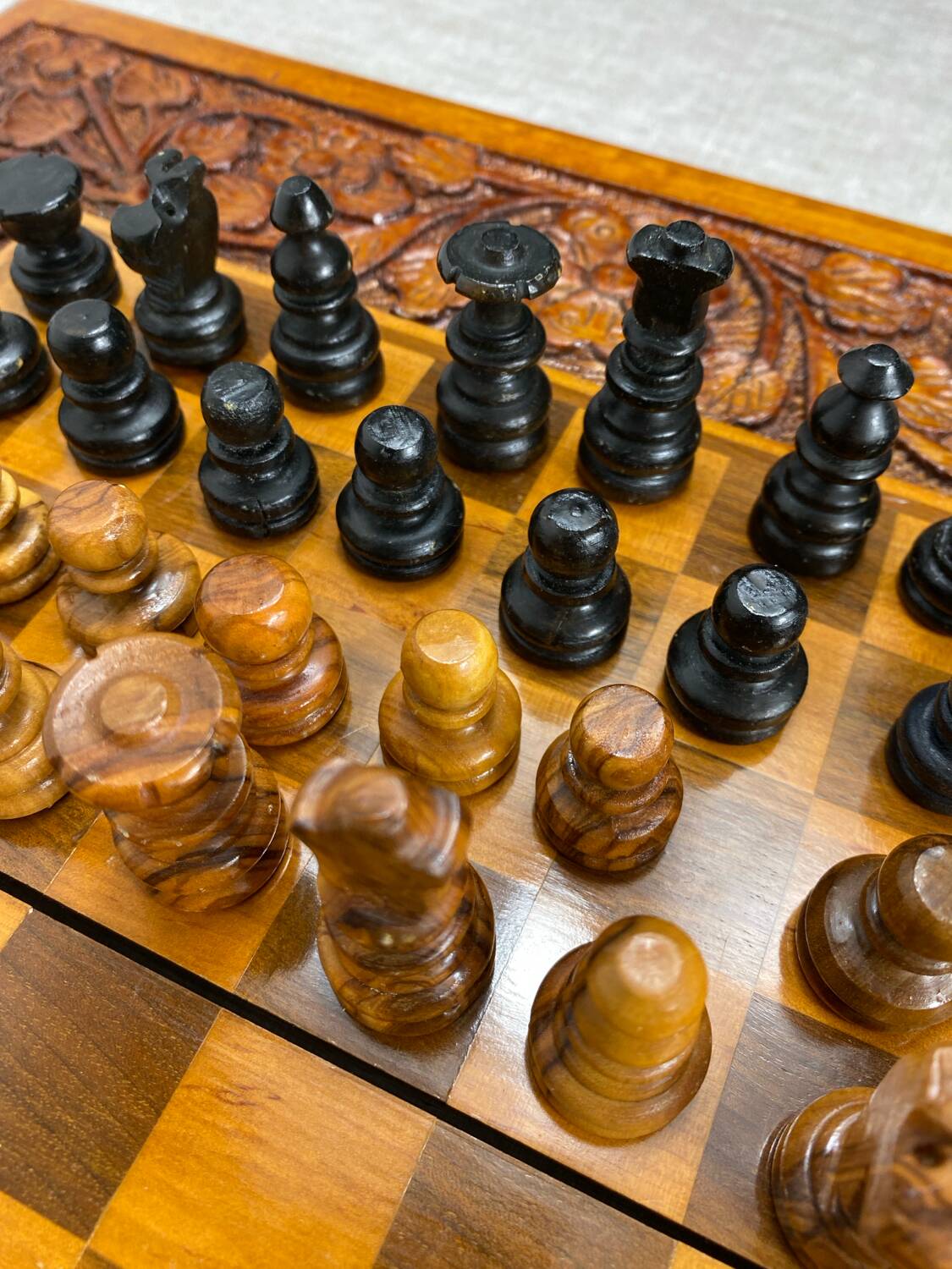 Chess and backgammon set in carved wood and marquetry