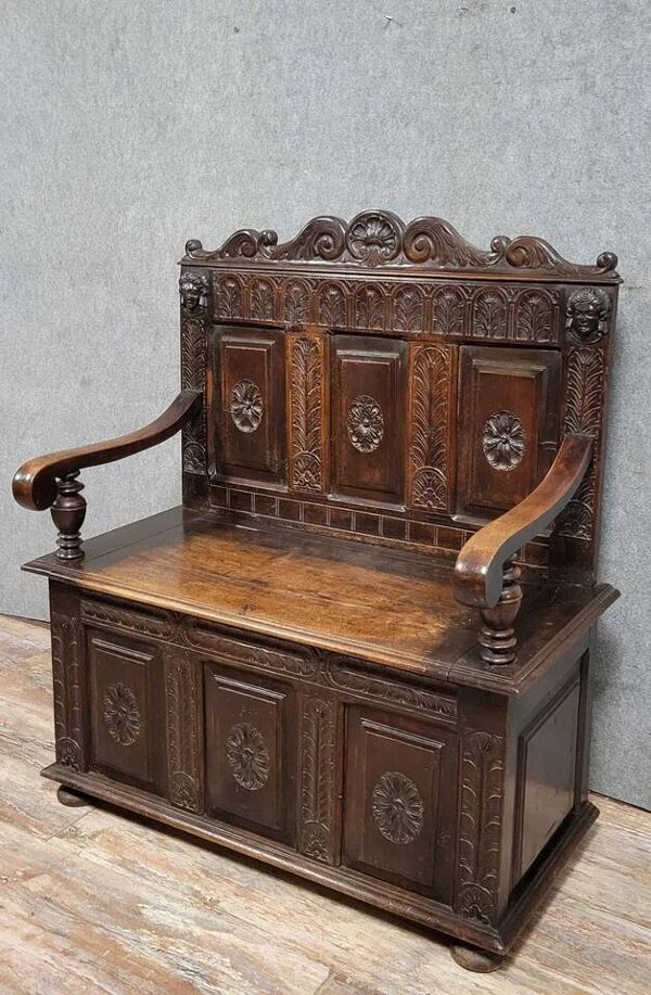 Banc Coffre d'apparat style Renaissance néo gotique en bois massif