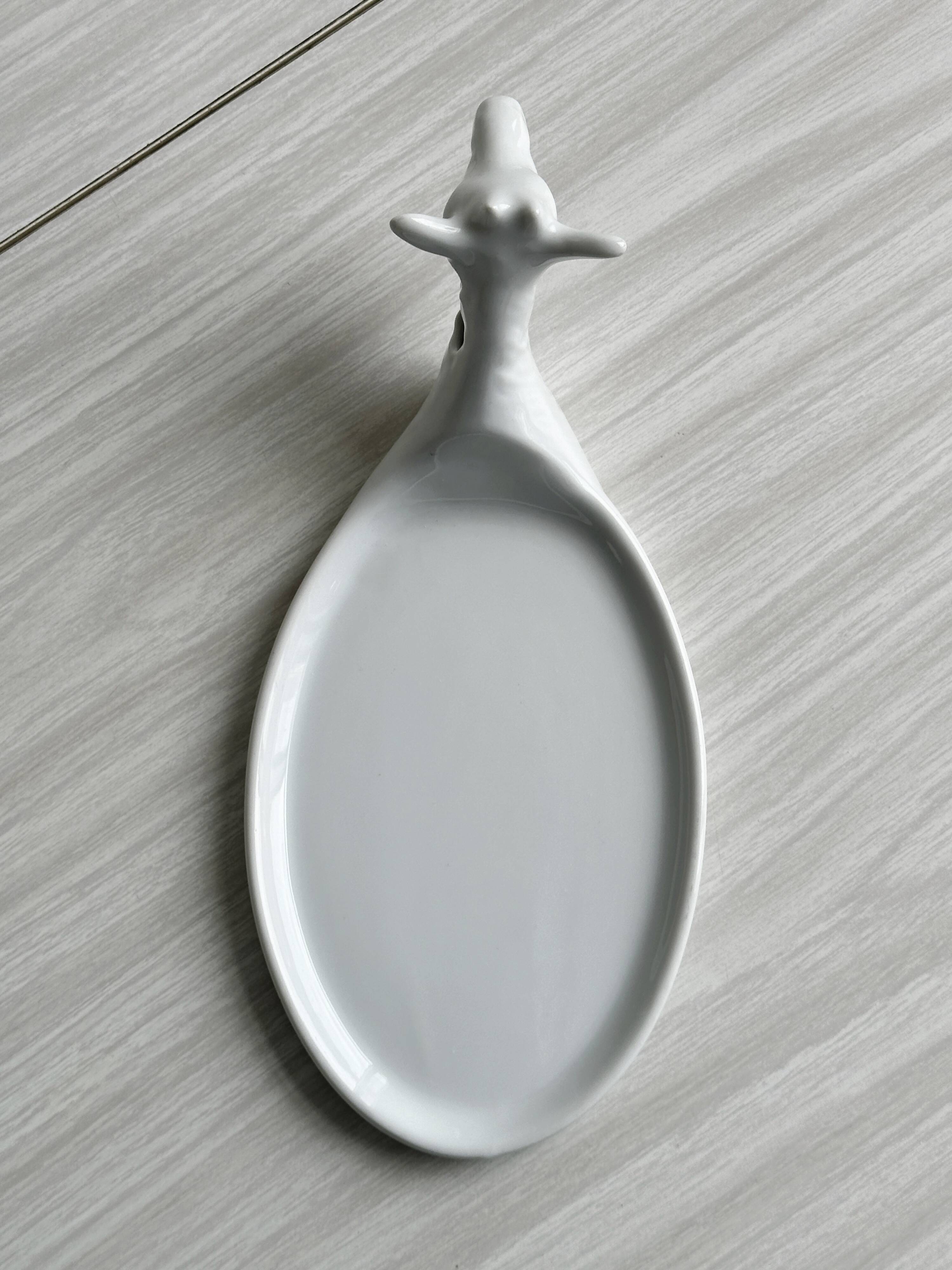Plat en porcelaine blanche Avignon en forme de chèvre.