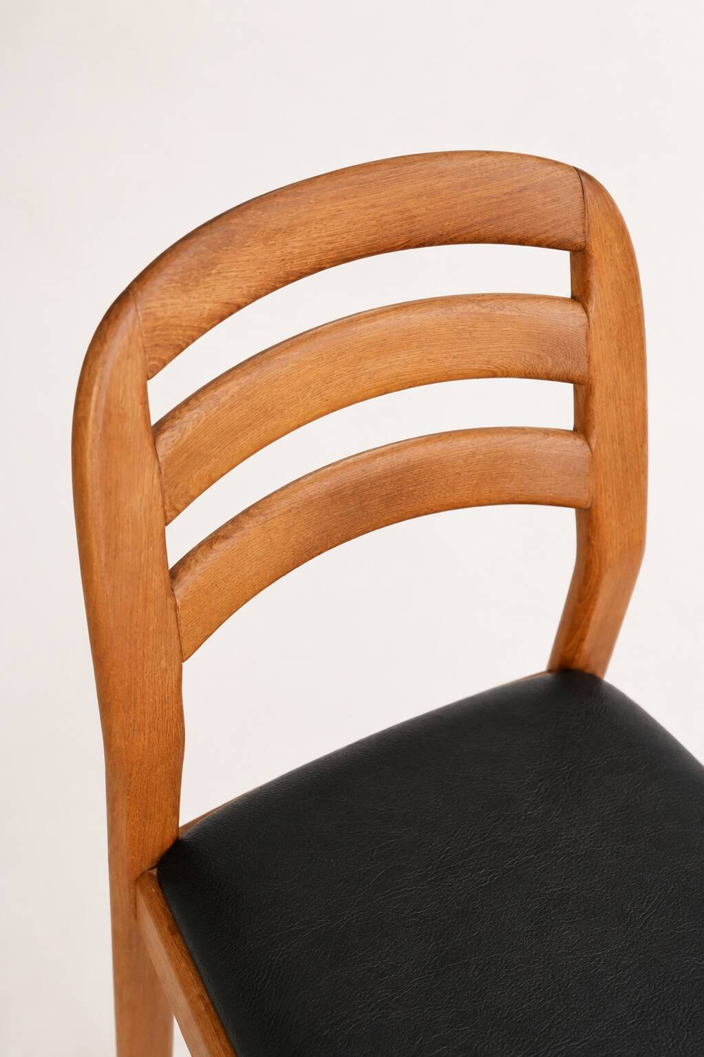 Dyrlund dining chair teakwood