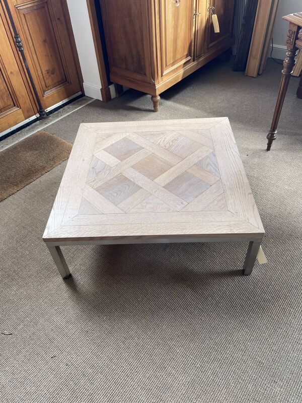Table basse carrée – Parquet de chêne motif Versailles – Piétement inox