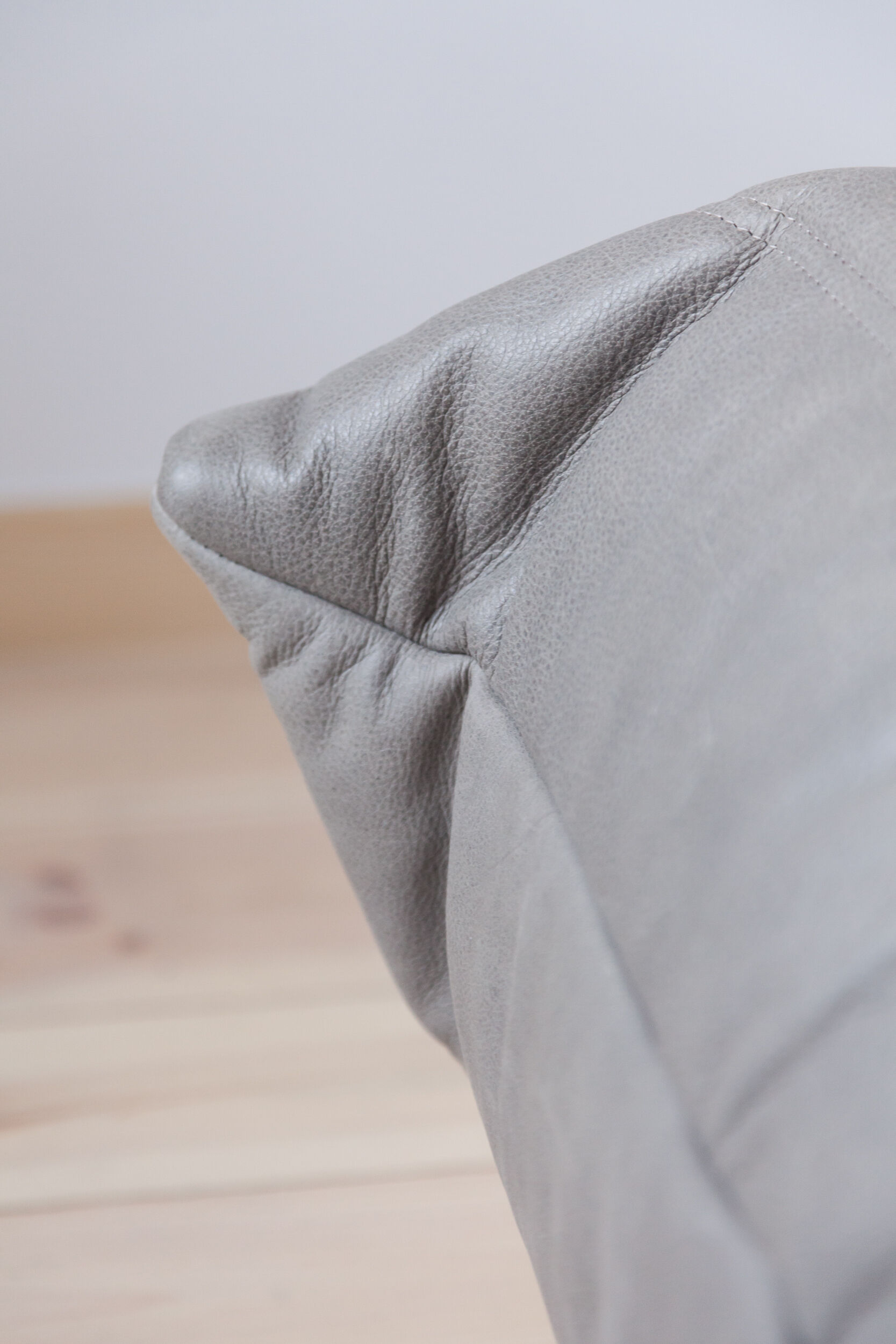 Chauffeuse "Togo" en cuir gris modèle dessiné par Michel Ducaroy 1973