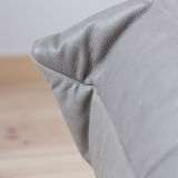 Chauffeuse "Togo" en cuir gris modèle dessiné par Michel Ducaroy 1973