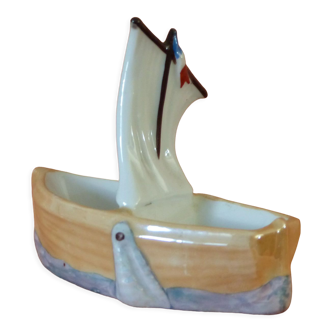 Salière-Poivrier, en forme de bateau.