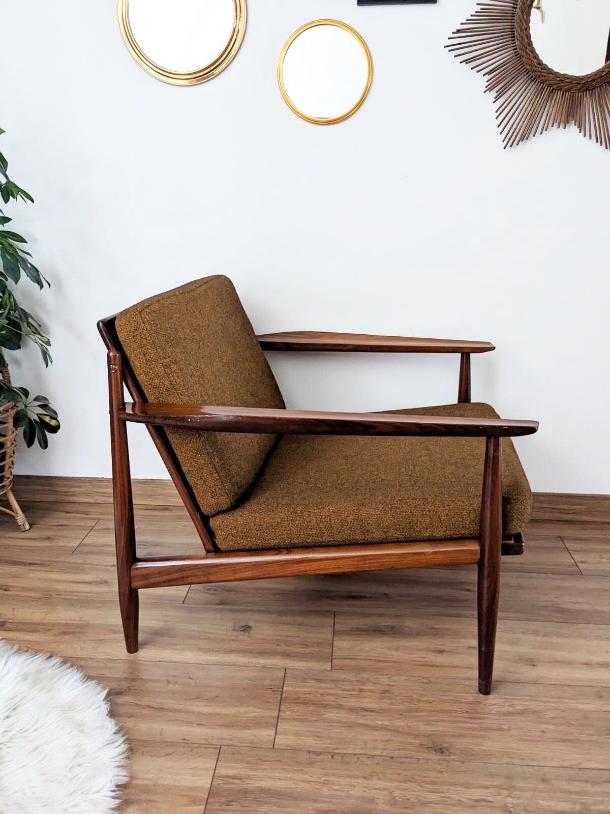 Scandinavian armchair Arne Vodder F135