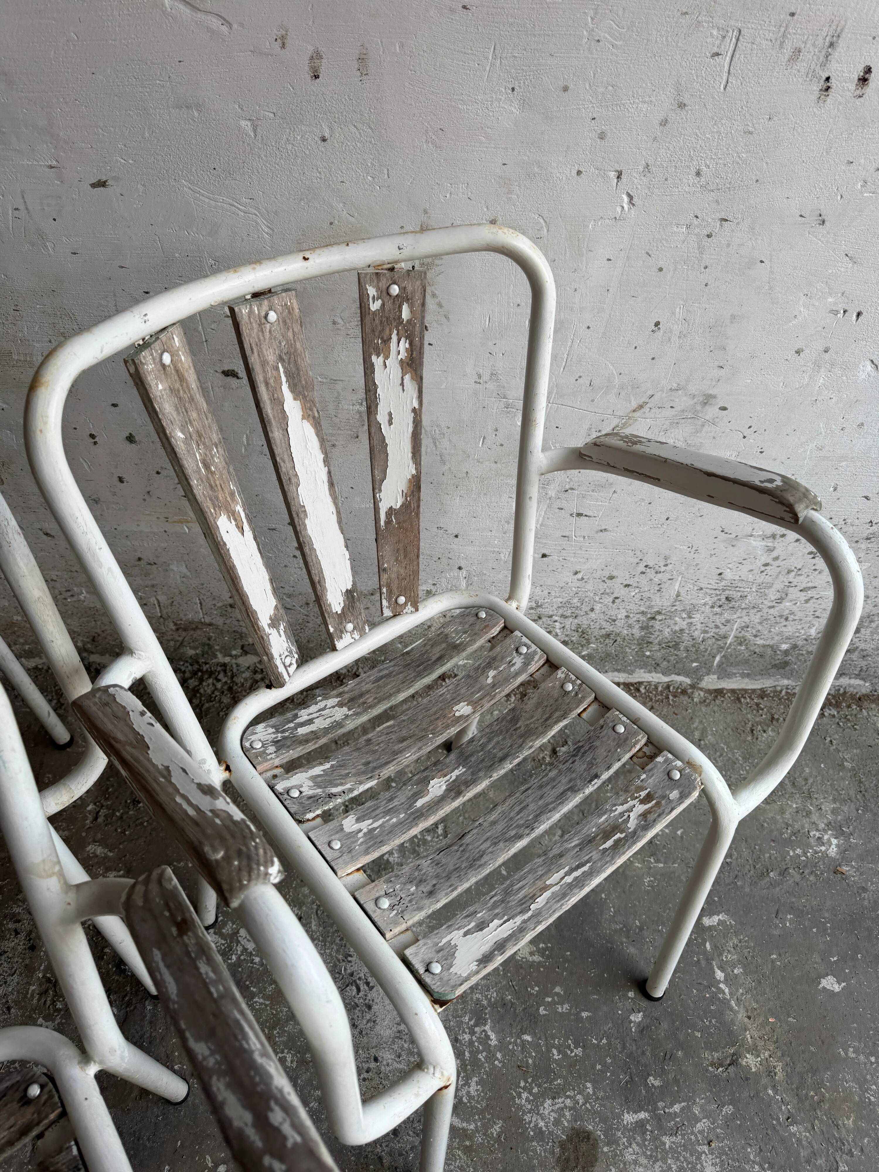 Ensemble de 4 chaises de jardin vintage en métal blanc et bois avec structures tubulaires en acier