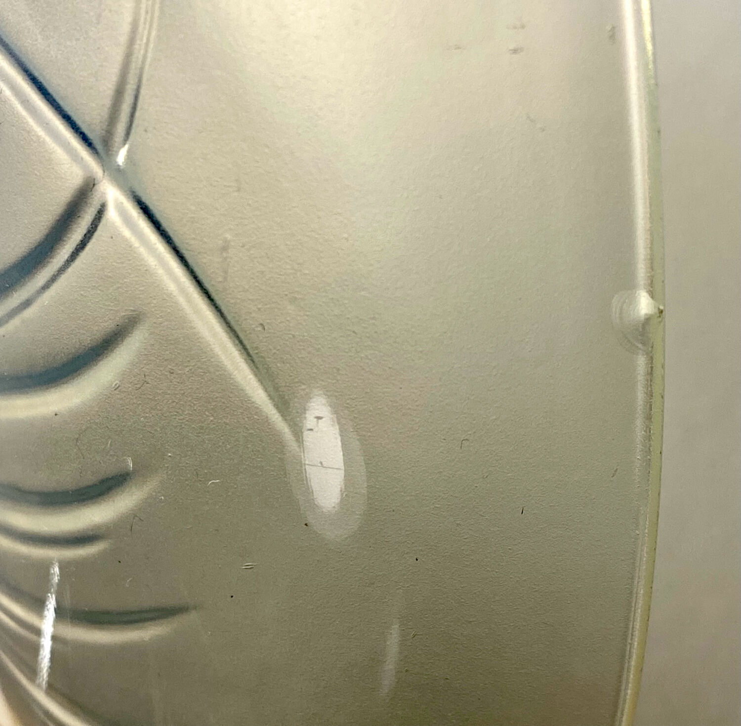 Verlys opalescent /opaline decorative tray (d.32.3cm)