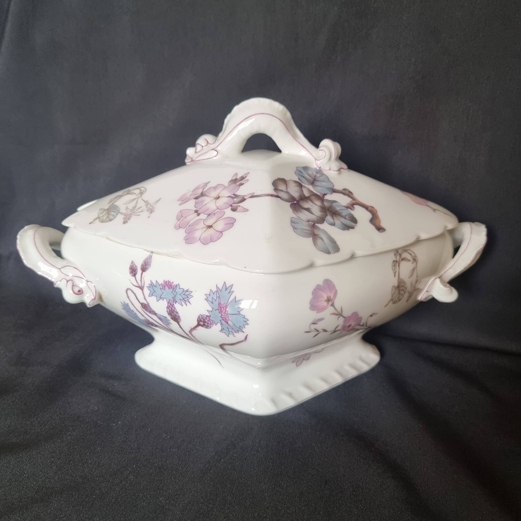 Antique porcelain tureen "Vieux Paris", 19th century, with shaped handles