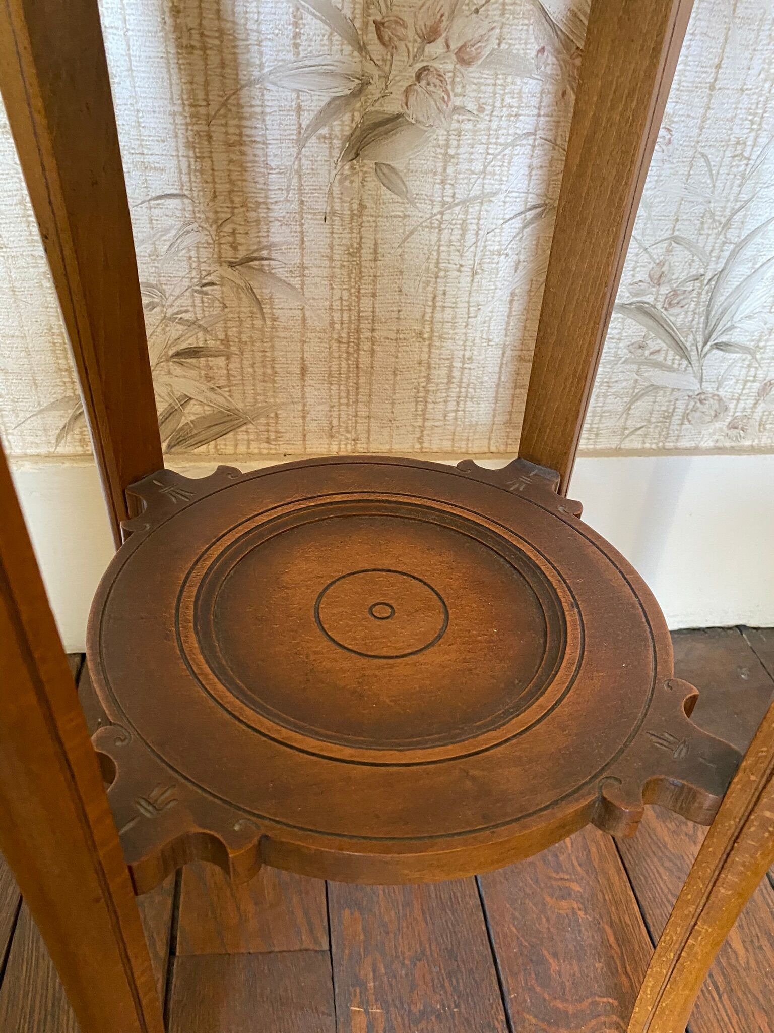 Fifth wheel / Carved wooden plant door with double top - brown marble around 1900