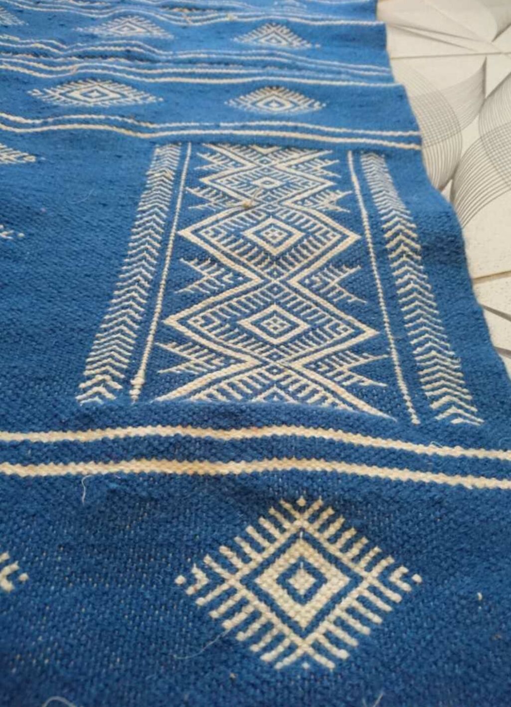 Tapis berbère bleu et blanc 110 x 66 cm