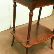 Travailleuse en noyer et placage de noyer Meuble d'appoint XX siècle