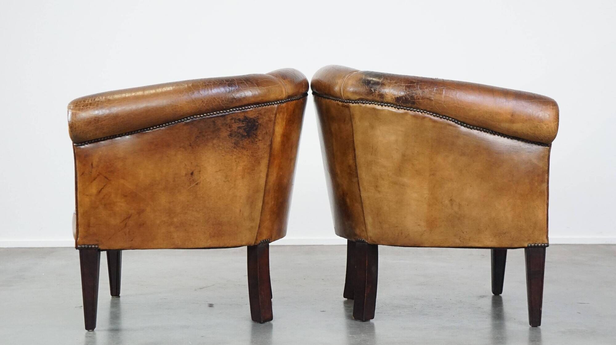 Set of 2 subtle, stately and sturdy club chairs made of sheepskin