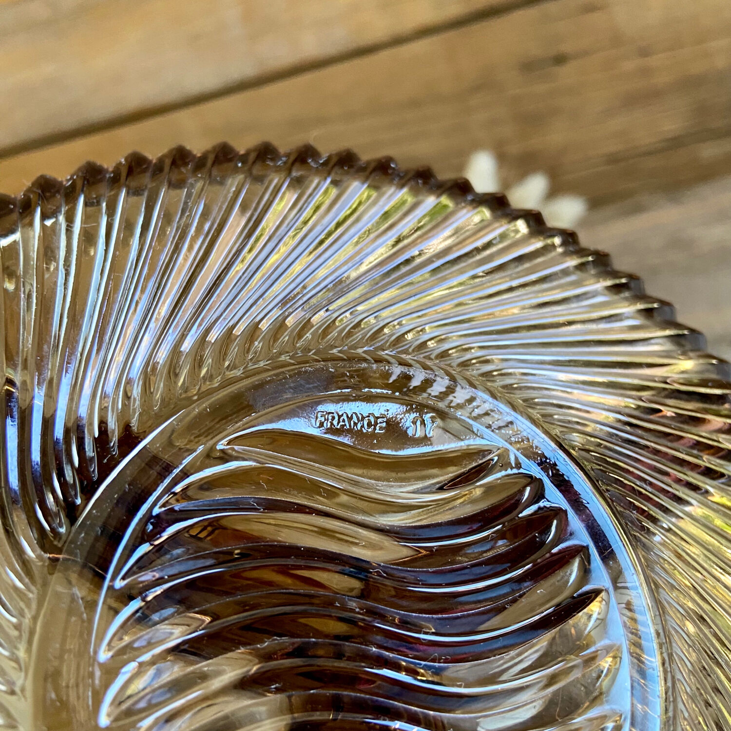 Plat en verre fumé vintage