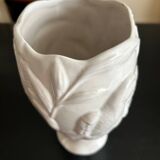 Vase with parrots