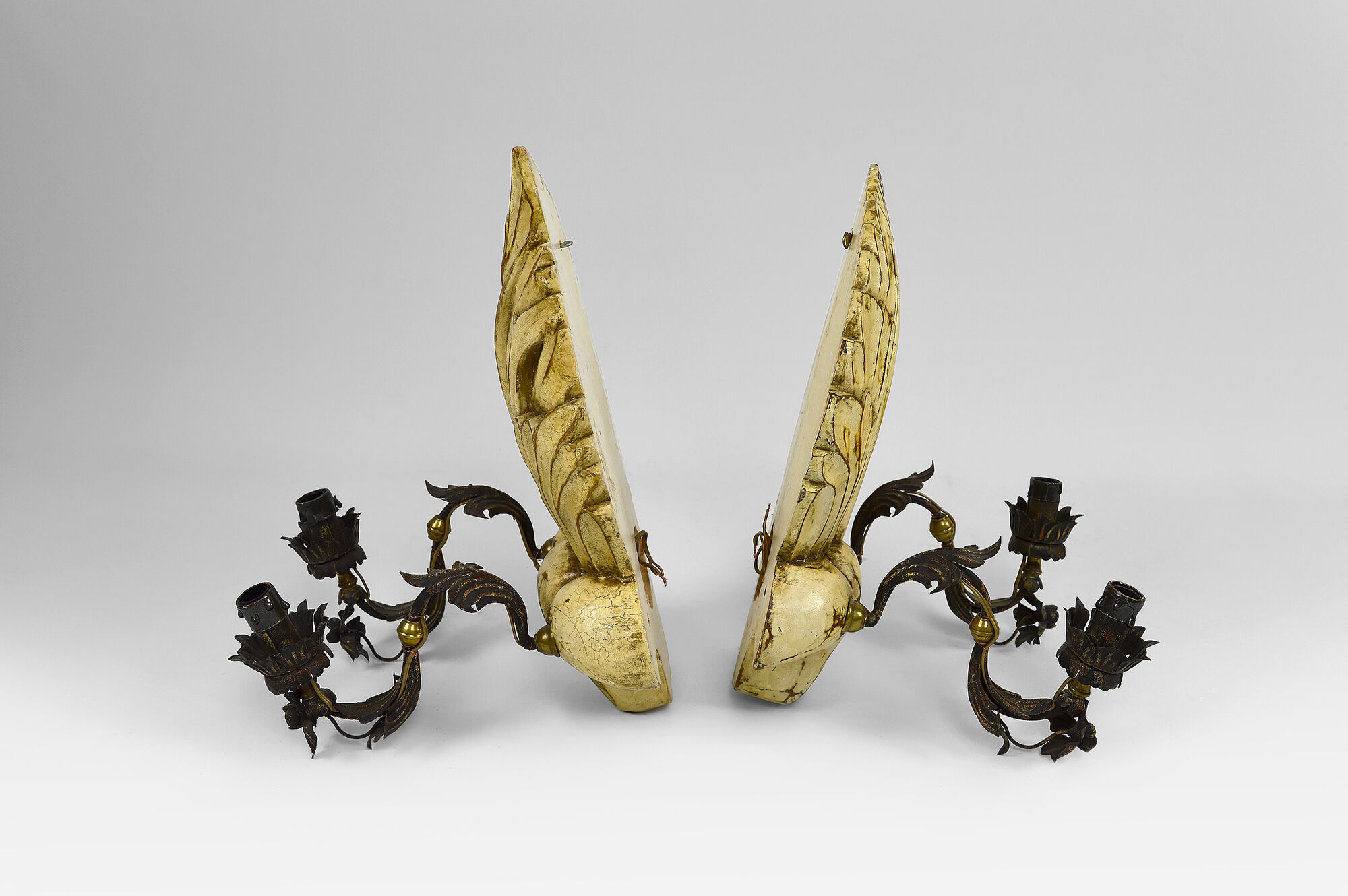 Pair of Hollywood Regency sconces in carved, painted and patinated wood, 1950s