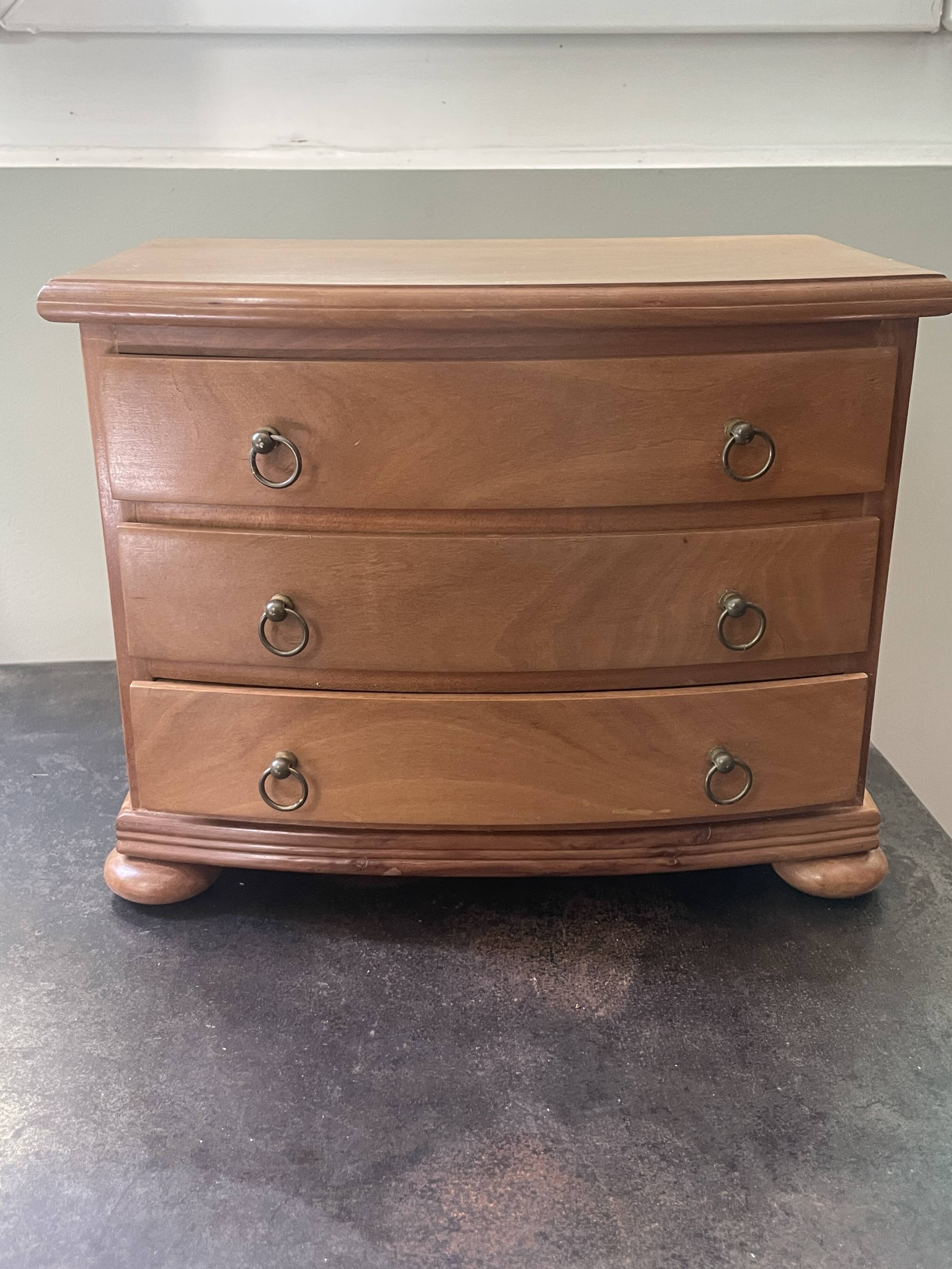 Doll's chest of drawers in blond wood with brass handles