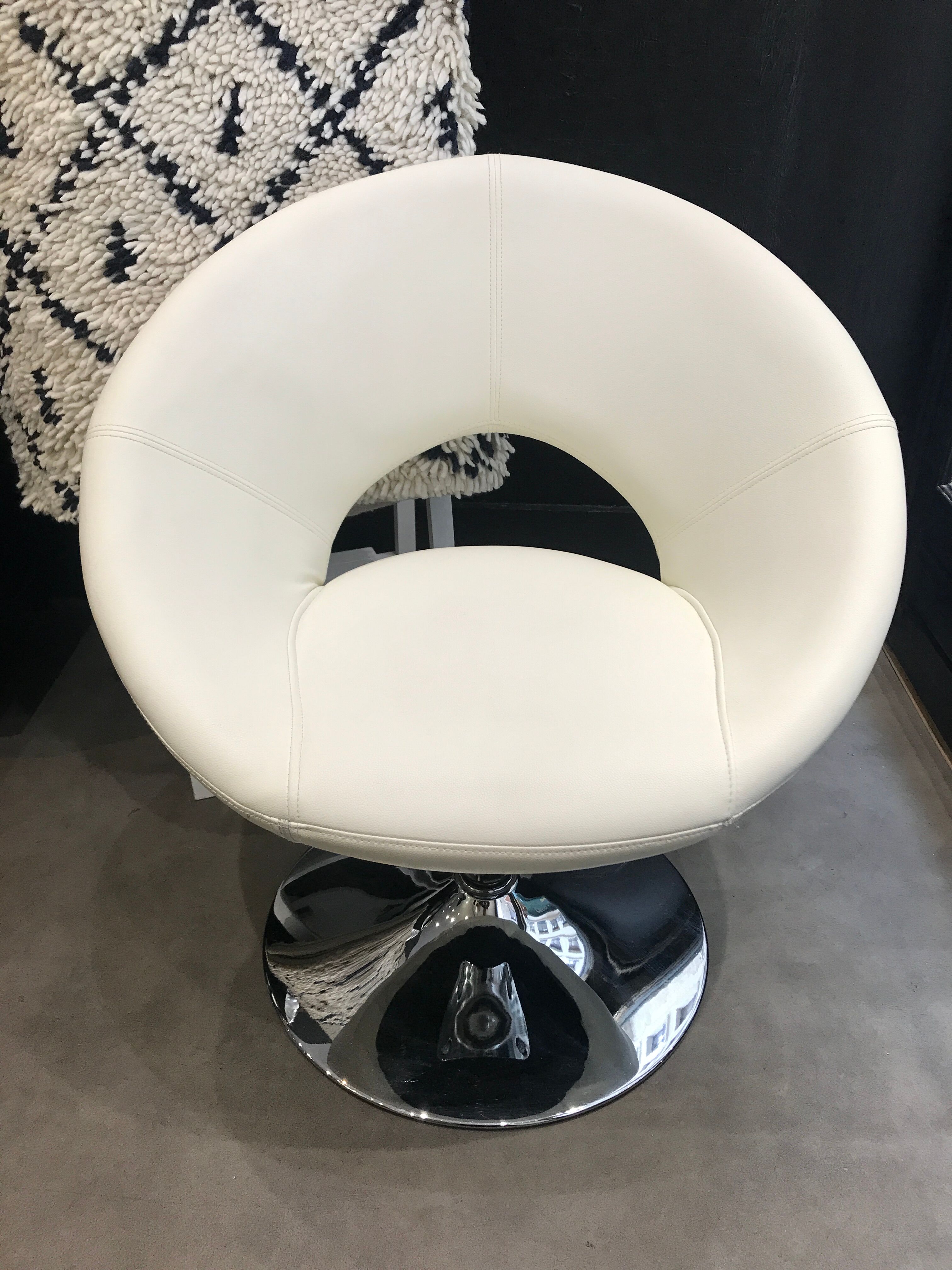 Swivel shell chair