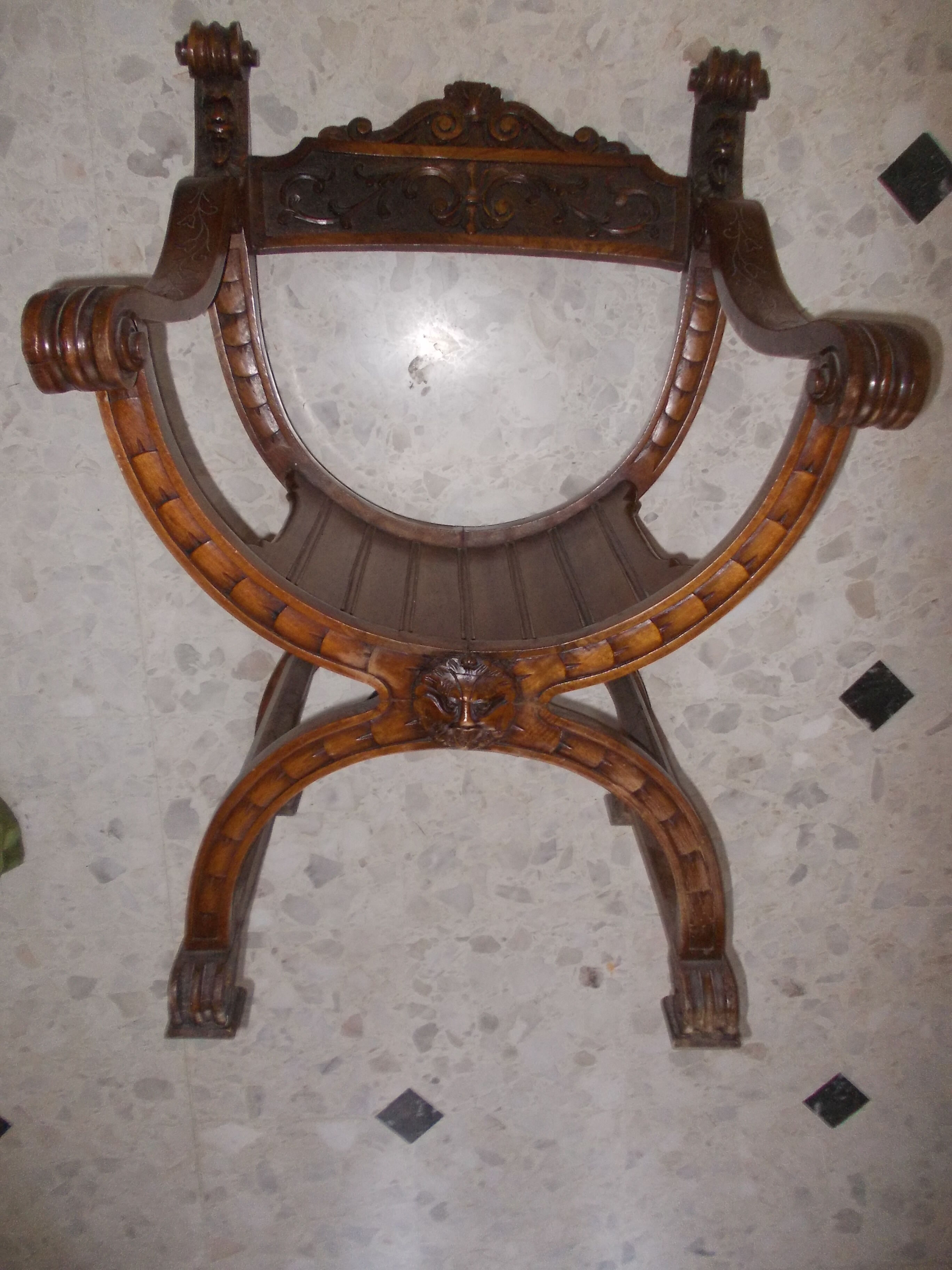 Fauteuil curule dit Dagobert néo renaissance fin XIXe bois clair
