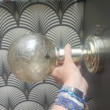 Applique avec globe en verre moulé ambré