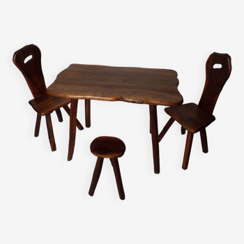 Table, deux chaises et un tabouret en olivier