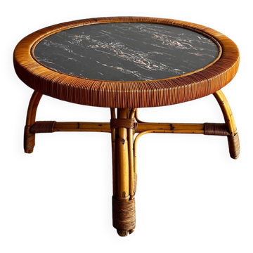 Table basse en rotin et bambou avec un look en marbre.