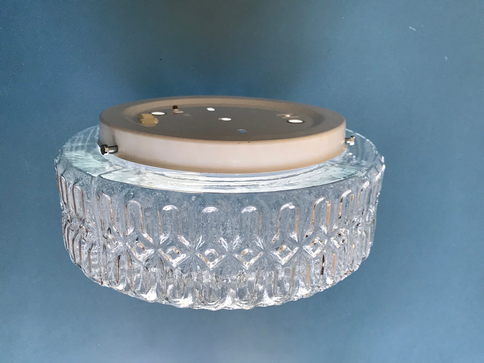 Round ceiling light in chiseled glass