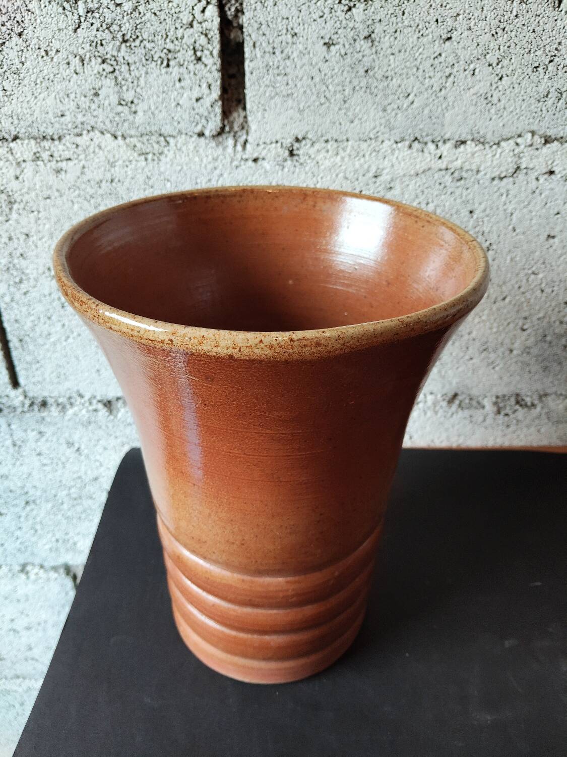 Vase en grès émaillé brun – fabrication française – XXᵉ siècle