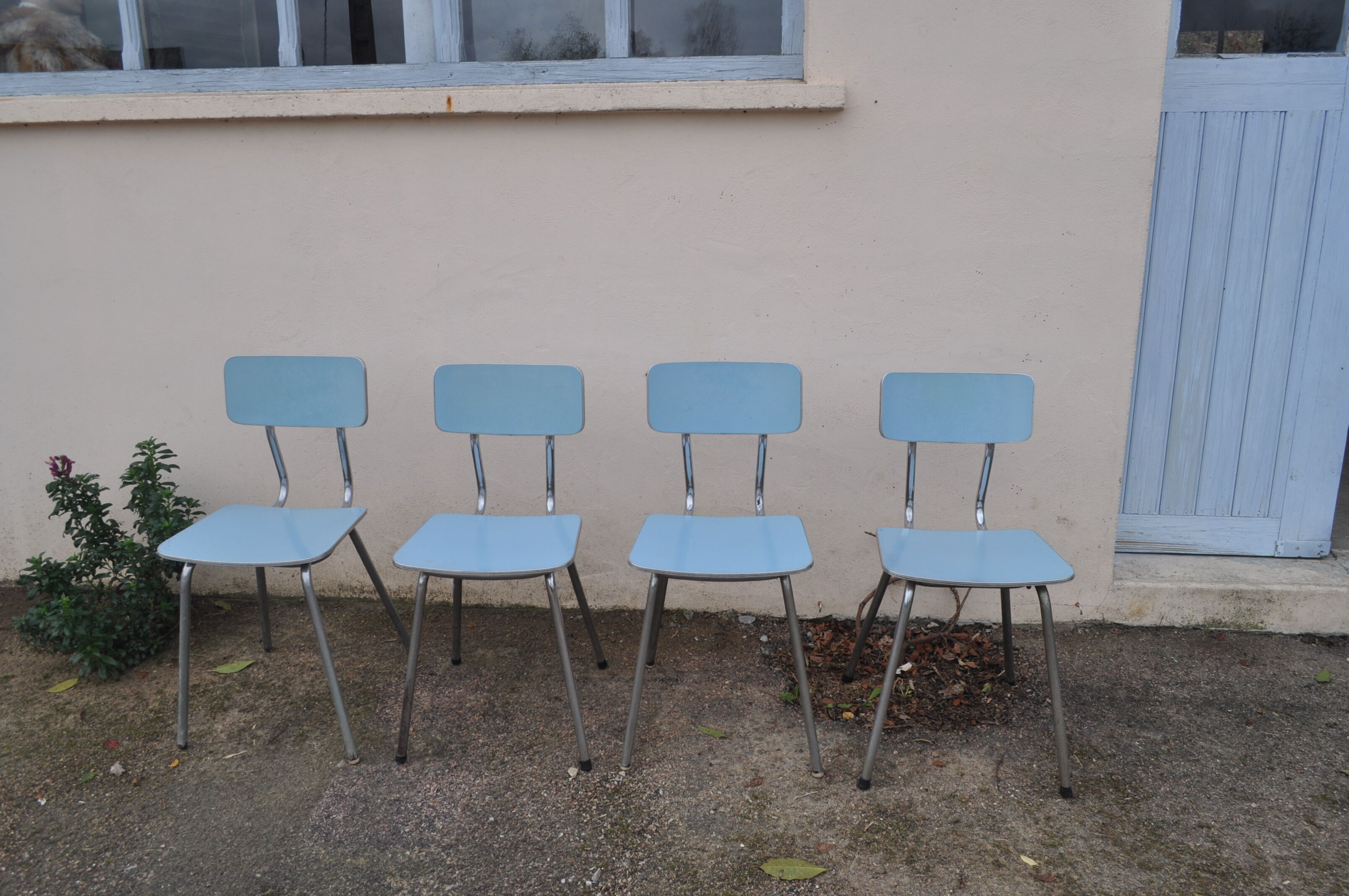 Kitchen table and 4 chairs in blue formica