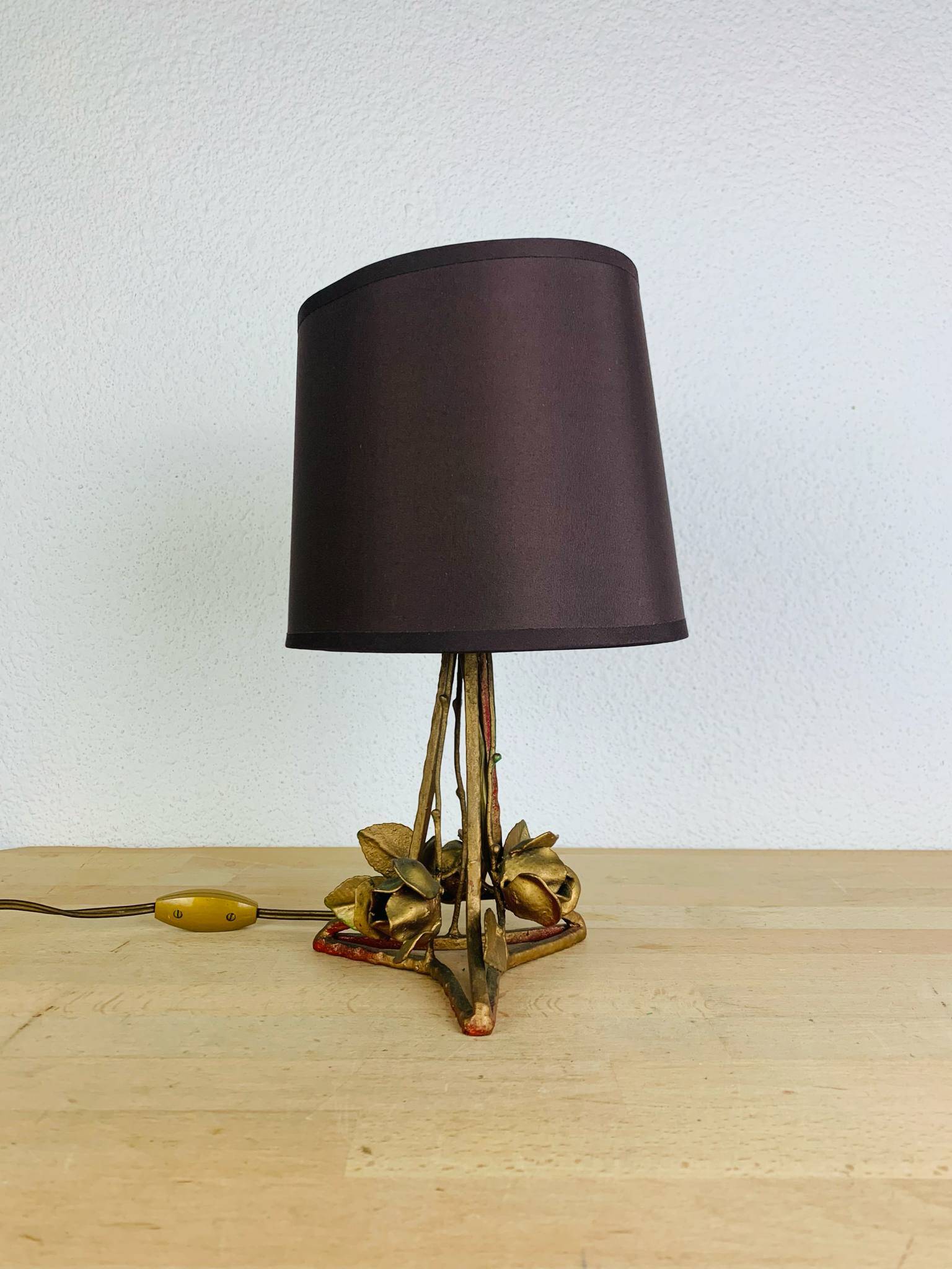 Art Deco lamp in gilded wrought iron with roses