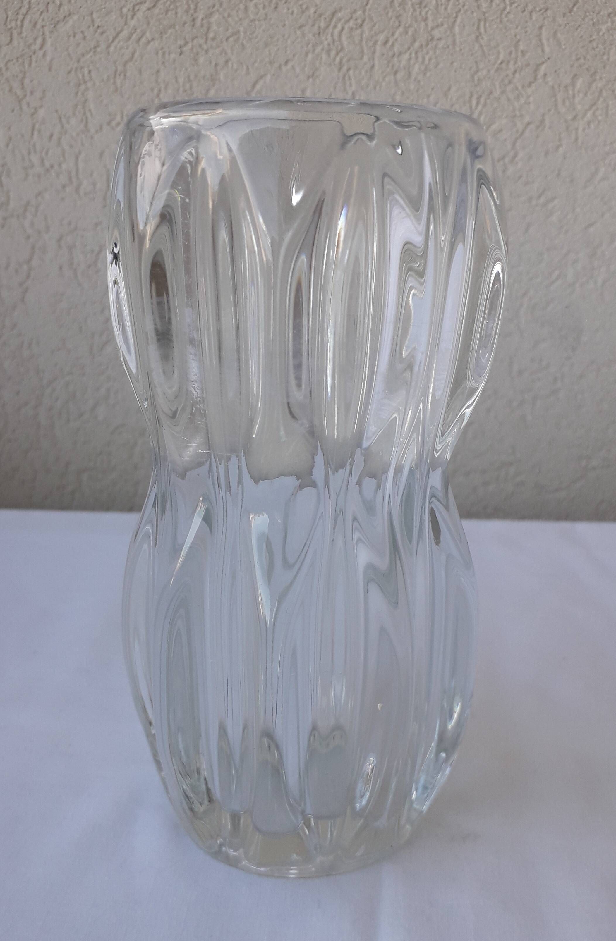 Vase en verre pressé