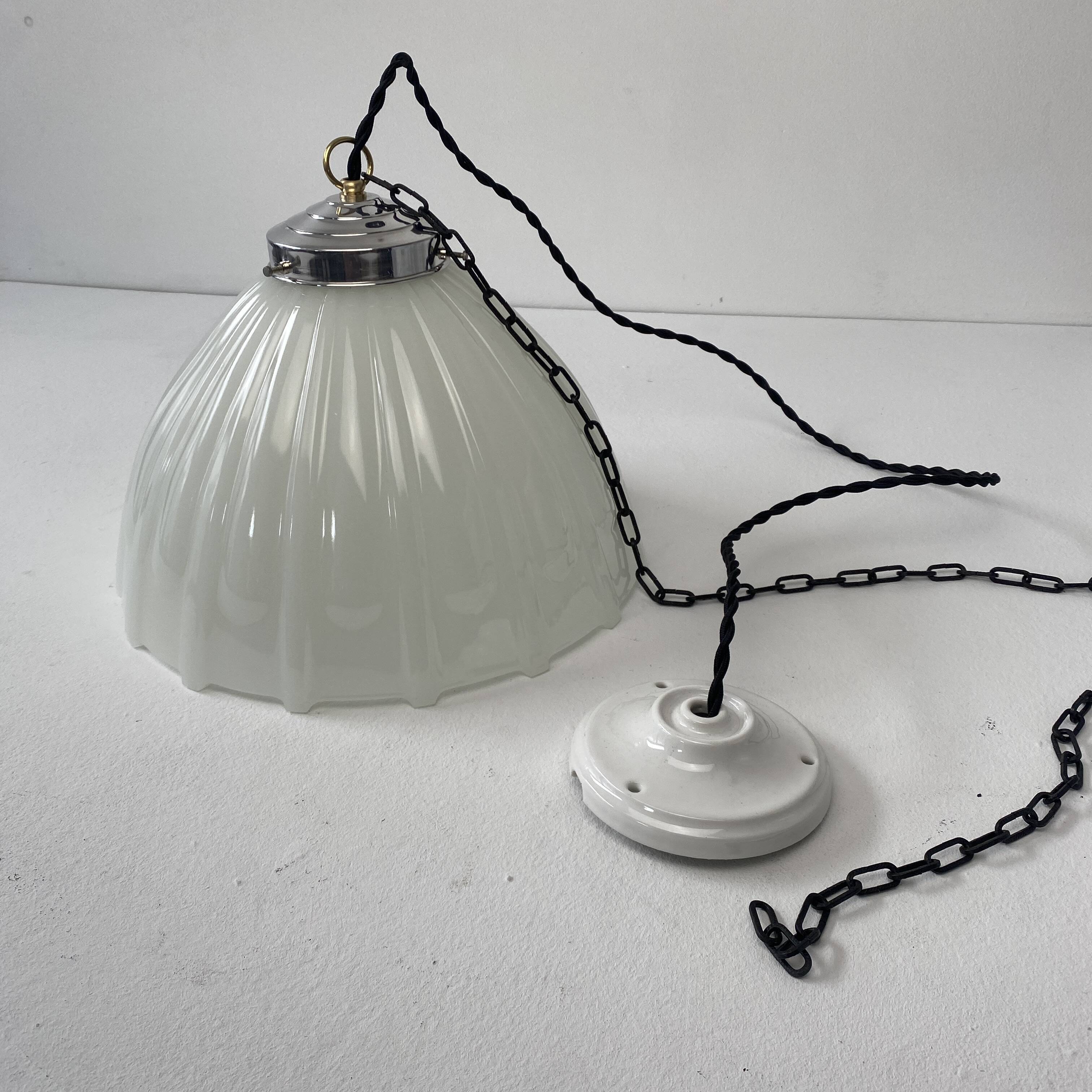 Paire d’anciennes suspensions art-deco en opaline XL