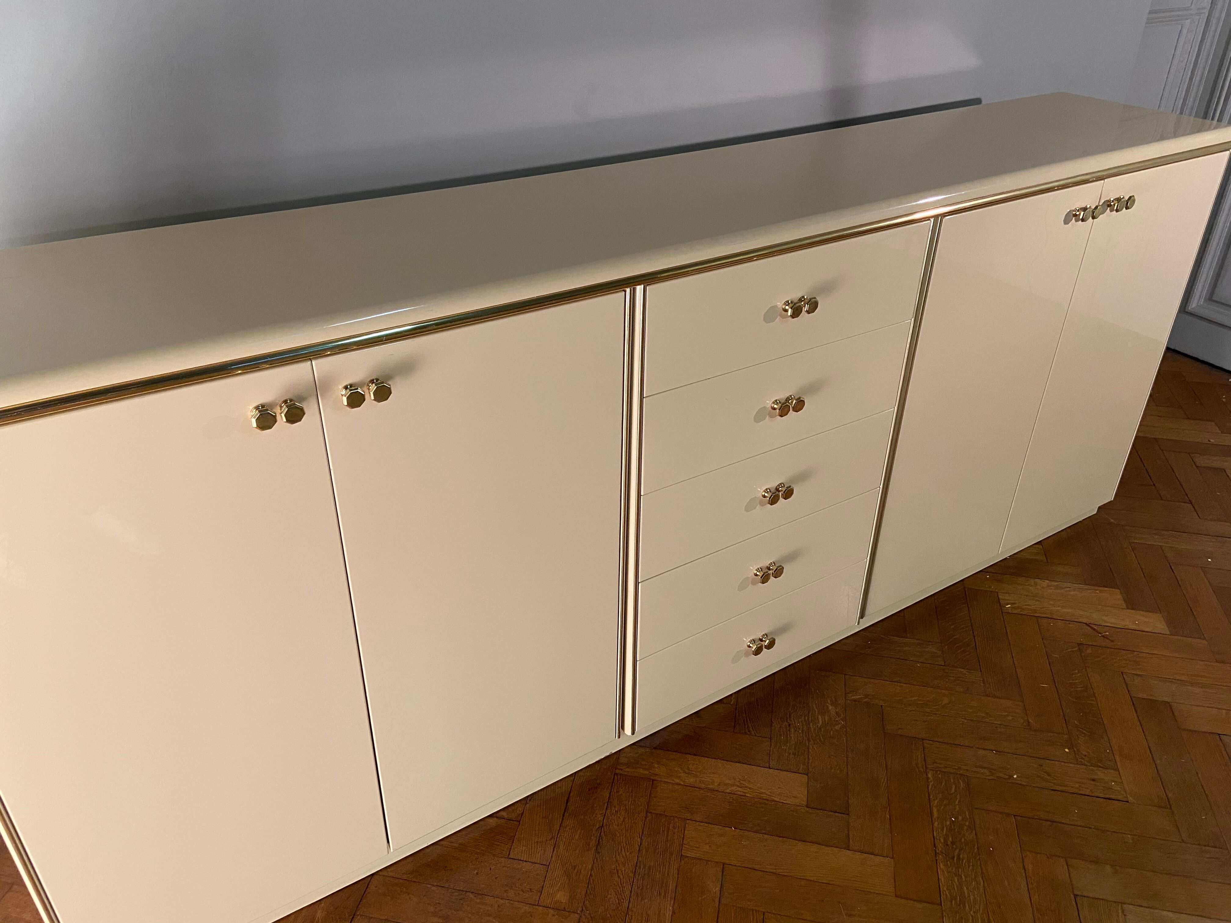 Enfilade laquée ivoire et laiton