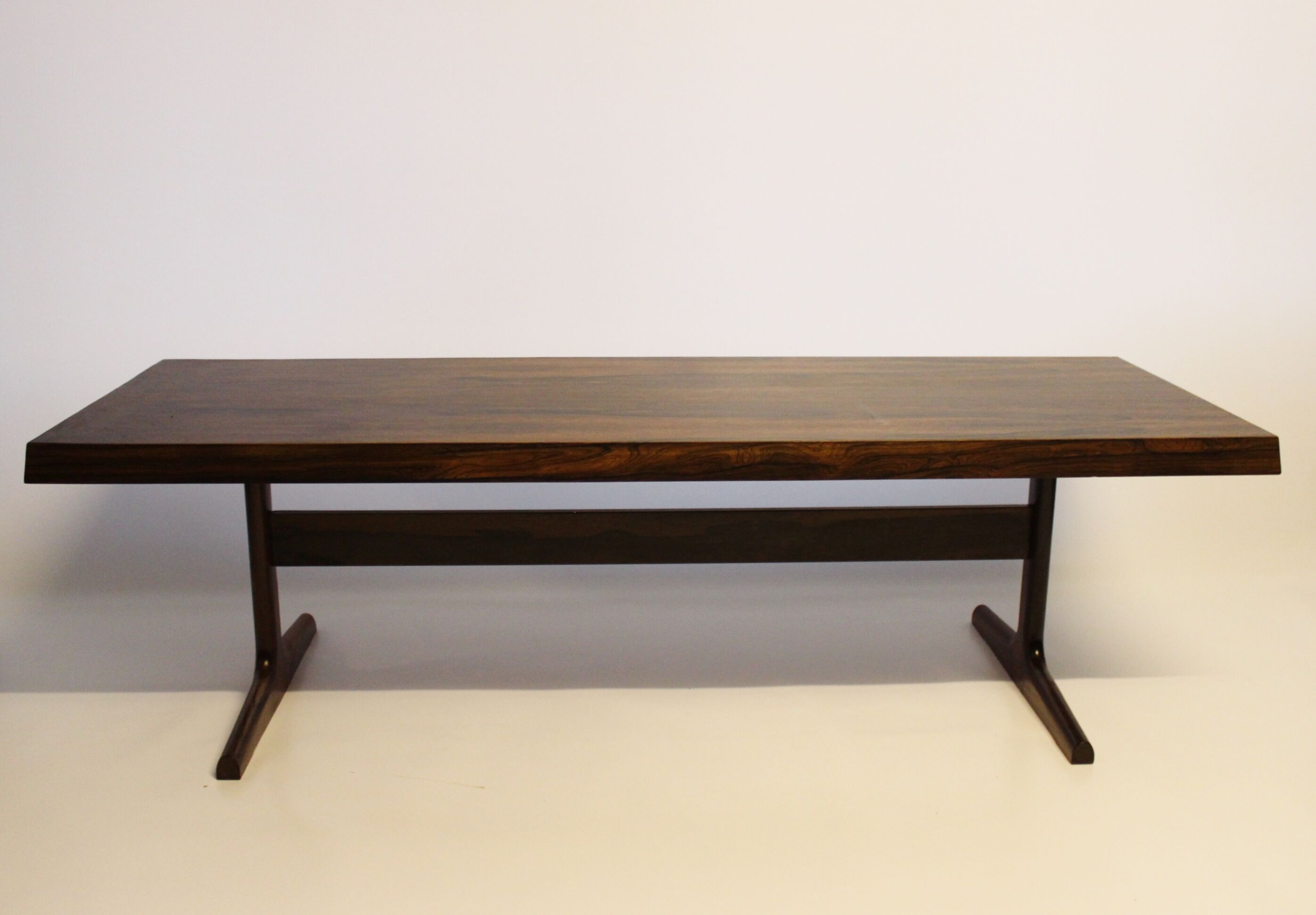 Table basse en bois de rose des années 1960