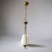 Suspension moderniste en verre sablé blanc et laiton