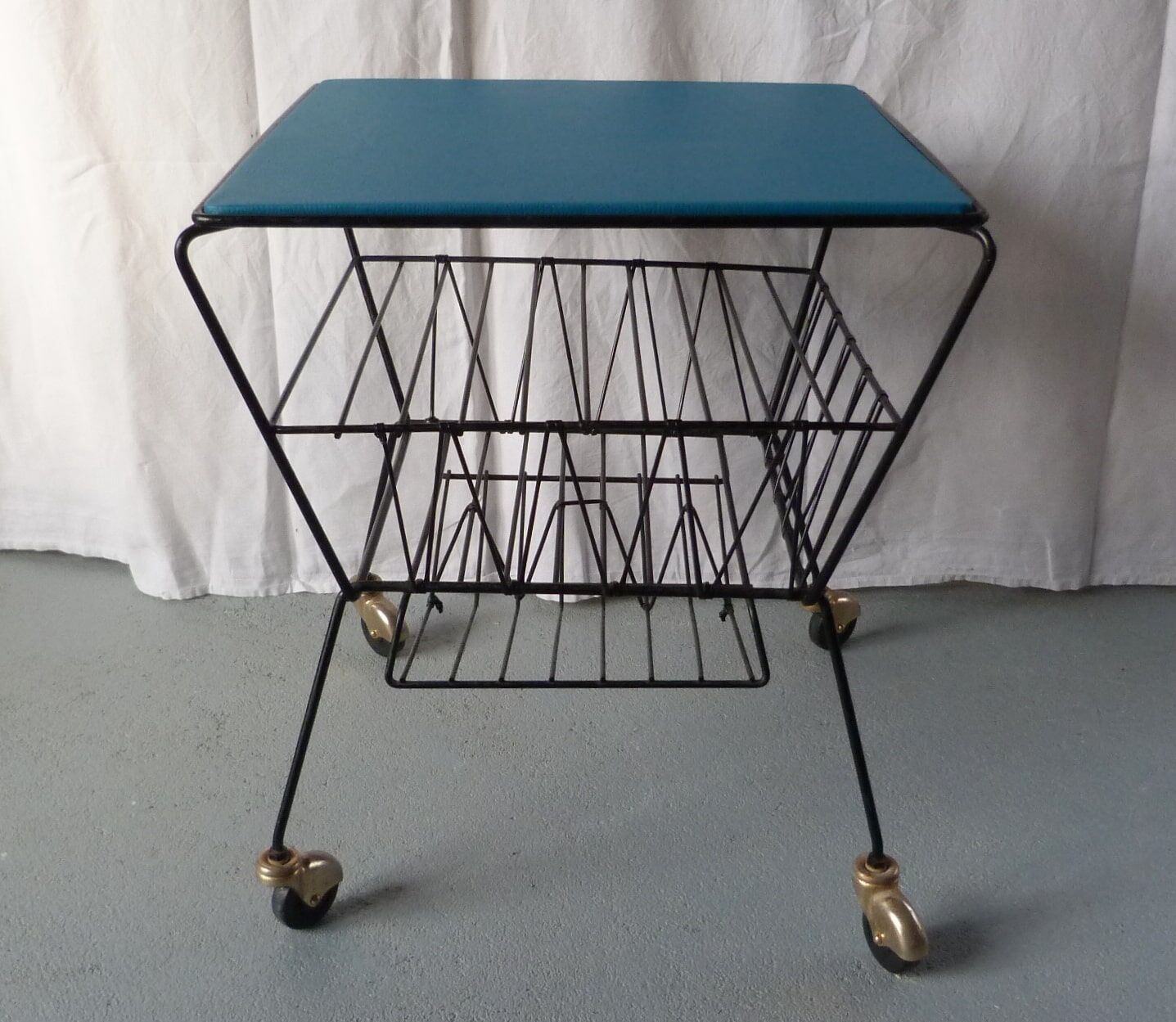 Table magazine table