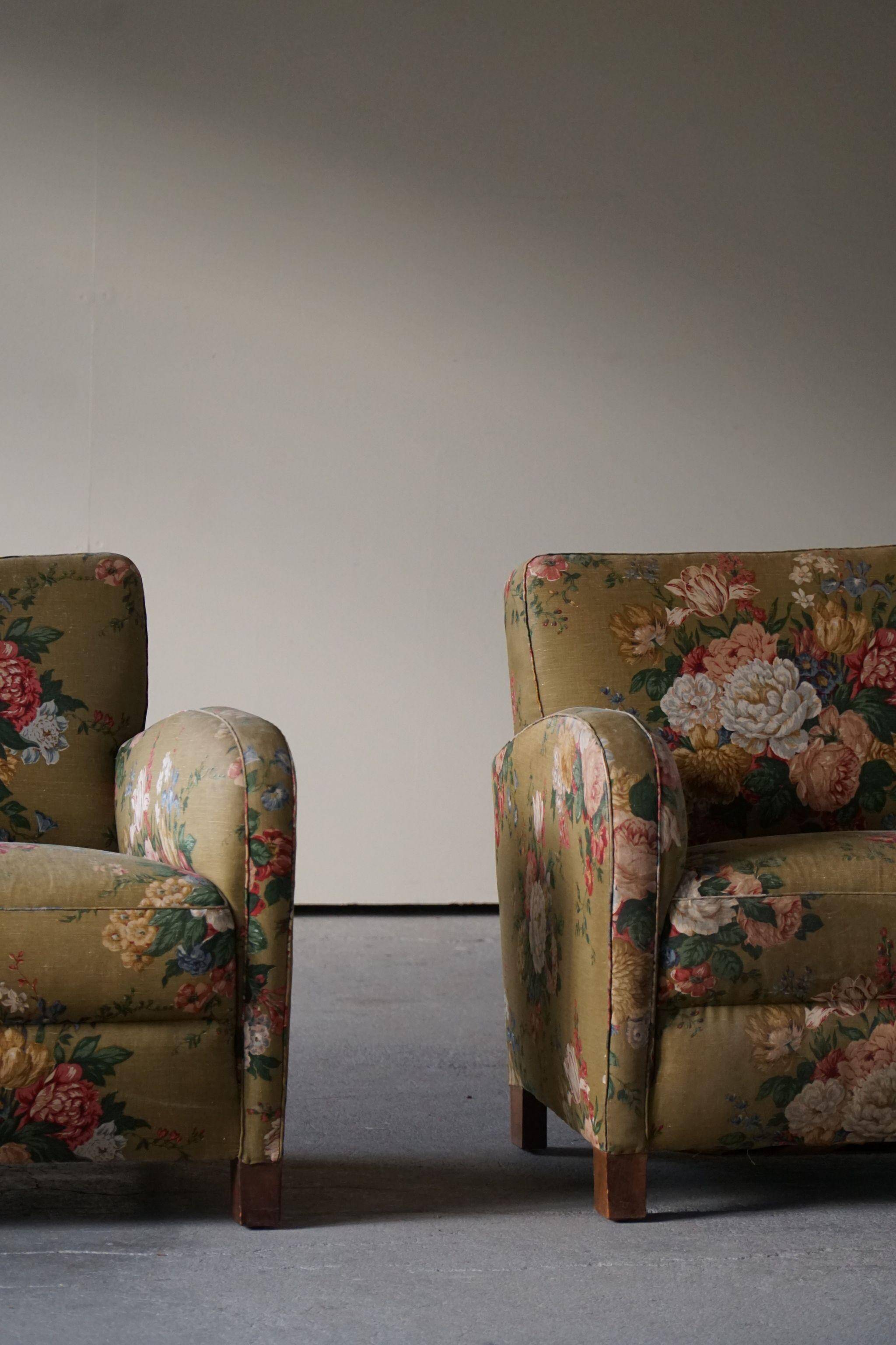 Modern Danish pair of curved lounge chairs, original fabric, Fritz Hansen, 1940.