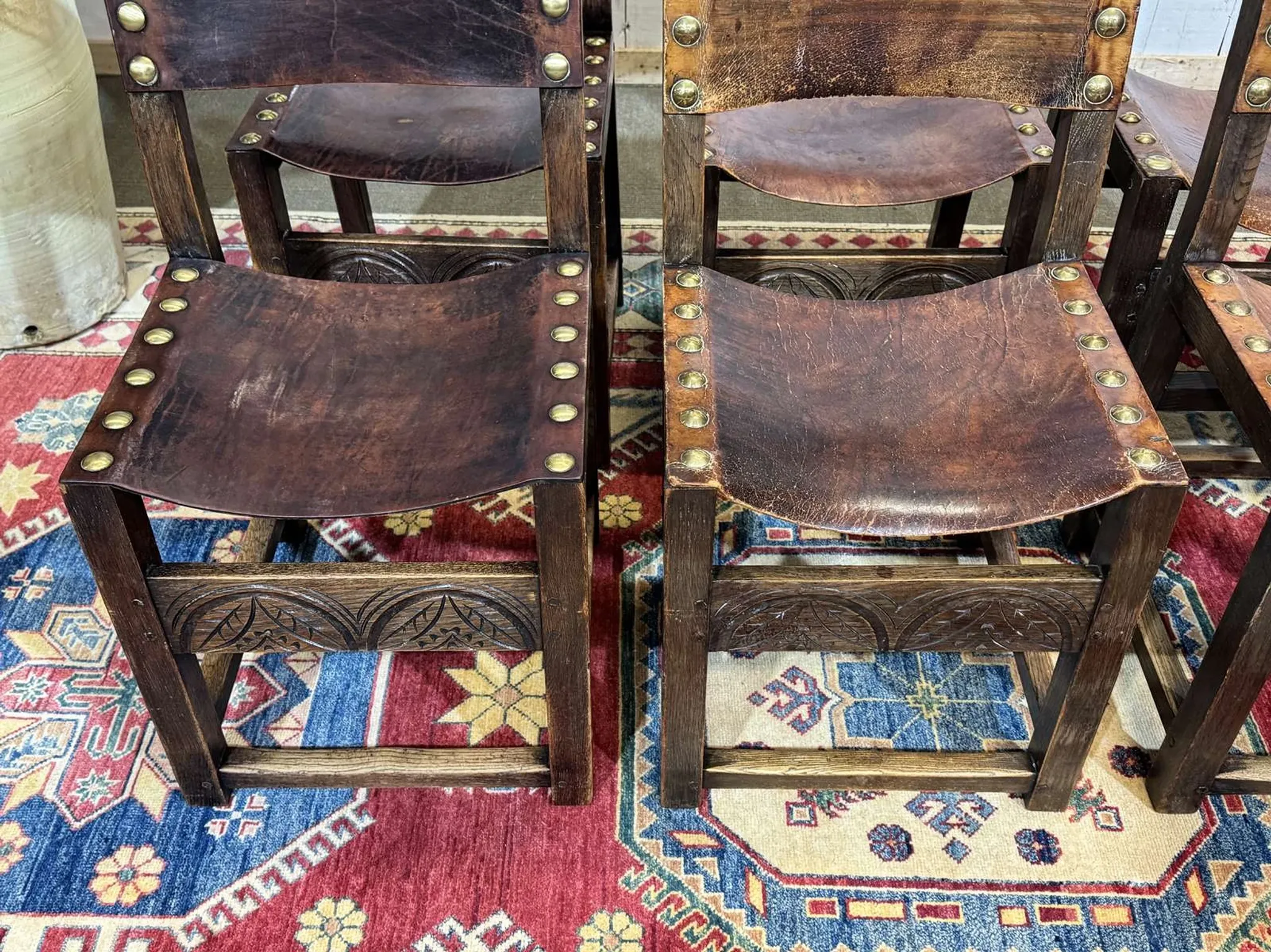Set of 6 English chairs in oak and fine leather from the late 19th century.