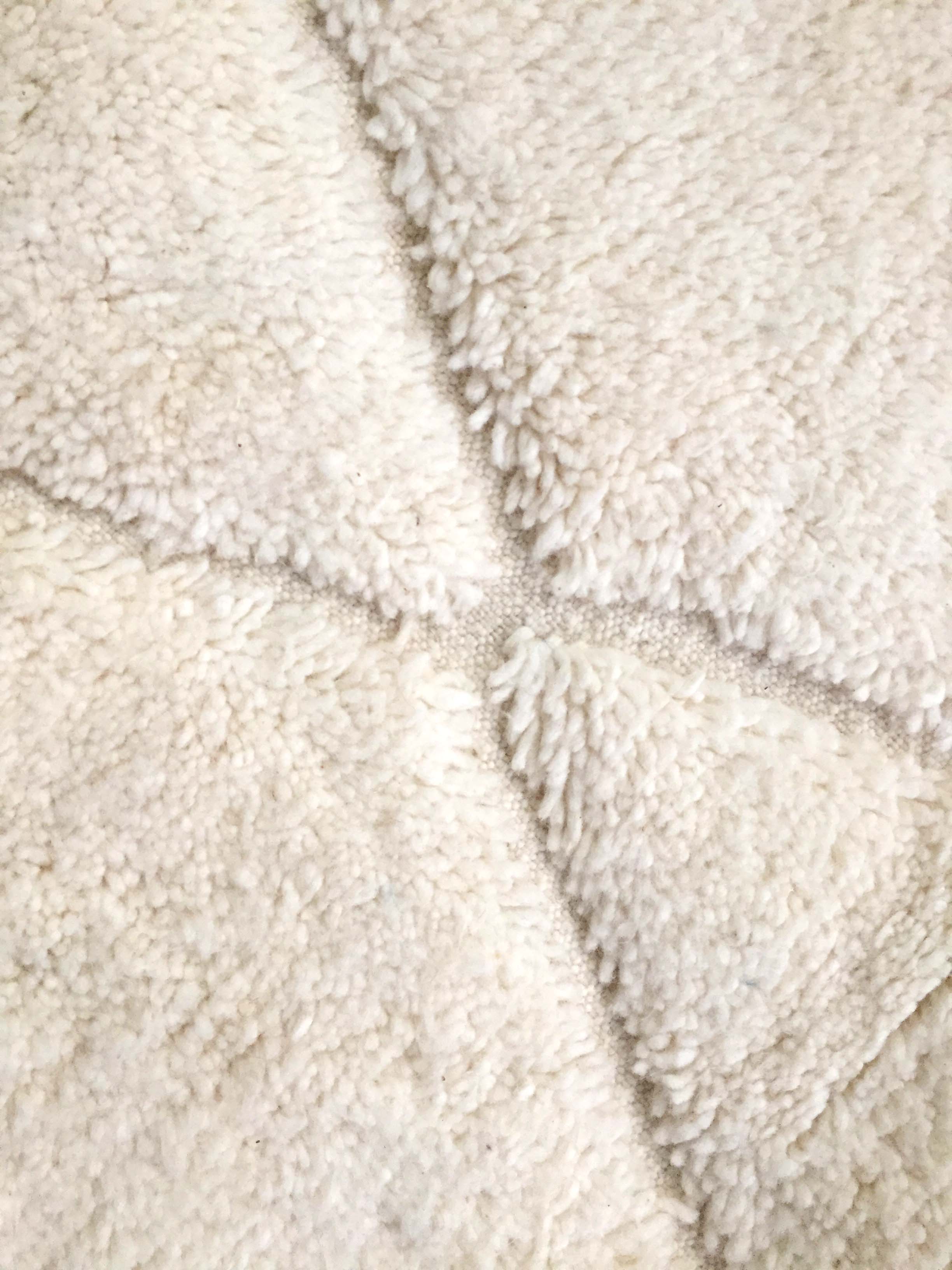 Moroccan Berber carpet blessed ouarain ecru plain with engraved diamonds 300x202cm