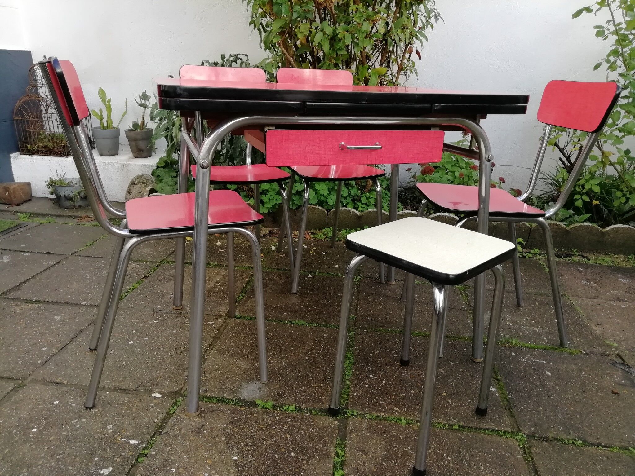 Table and chairs/stabonet in 60s formica