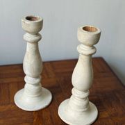 Paire de bougeoirs en bois blanc